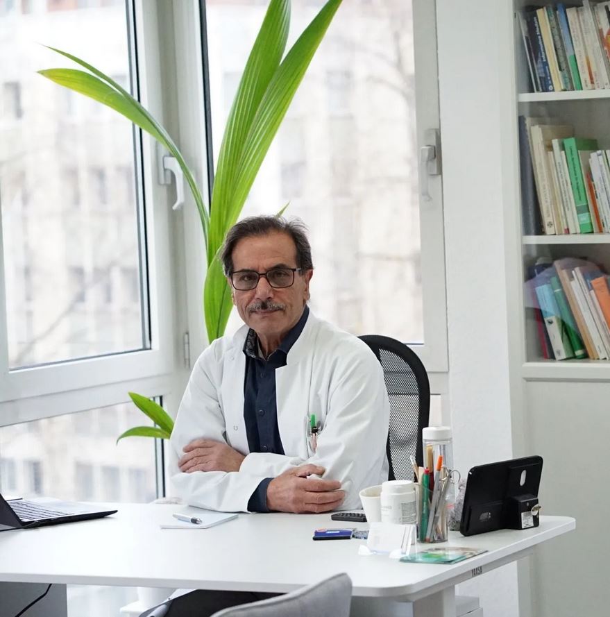 Heilpraktiker Yaşar Kes an seinem Schreibtisch in der Kölner Praxis